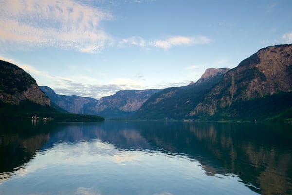 Hallstatt mettant en vedette lac ou étang et coucher de soleil
