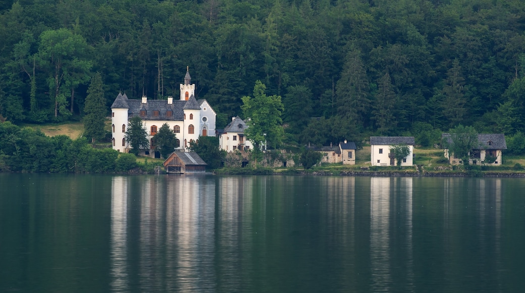 Hallstatt mostrando un lago o abrevadero y una pequeña ciudad o pueblo