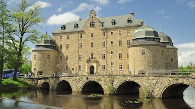 Örebro bevat een meer of poel, historisch erfgoed en een brug