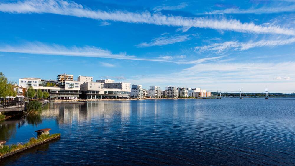 Jönköping Provinz mit einem See oder Wasserstelle und Stadt