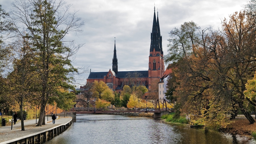 Uppsala que incluye un río o arroyo, colores de otoño y una pequeña ciudad o aldea