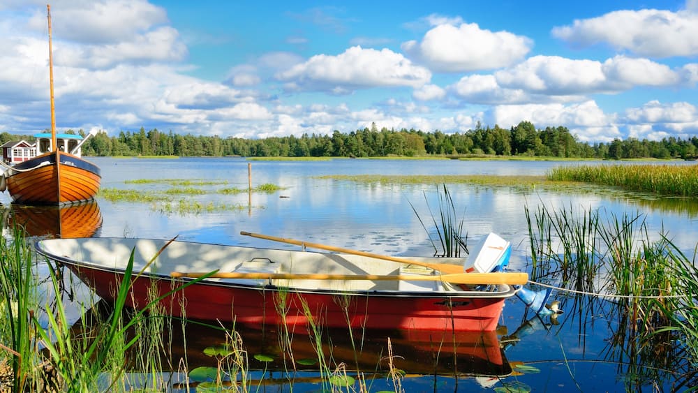 トロルヘッタン フィーチャー ボート と 湖あるいは泉