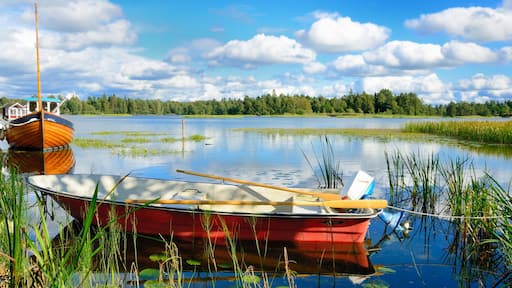 Trollhättan som inkluderar en sjö eller ett vattenhål och båtkörning