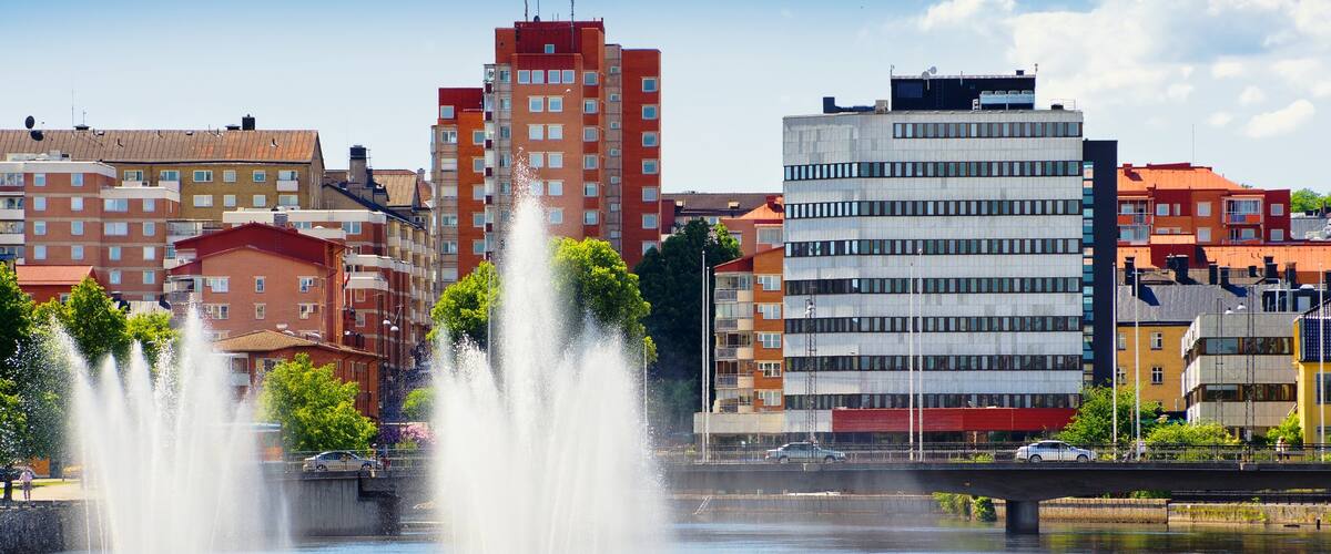 Norrköping som visar en fontän, en stad och en damm