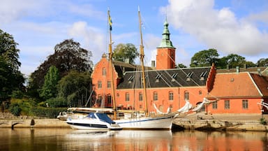 Halmstad fasiliteter samt elv eller bekk, båter og liten by eller landsby