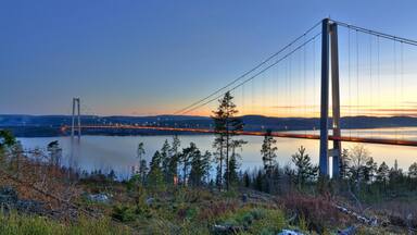 Kramfors mit einem bei Nacht, Wälder und Brücke