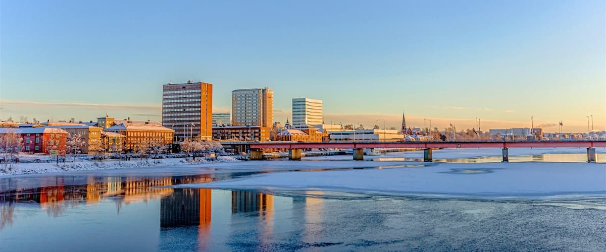 Umea qui includes riviĂšre ou ruisseau, ville et neige