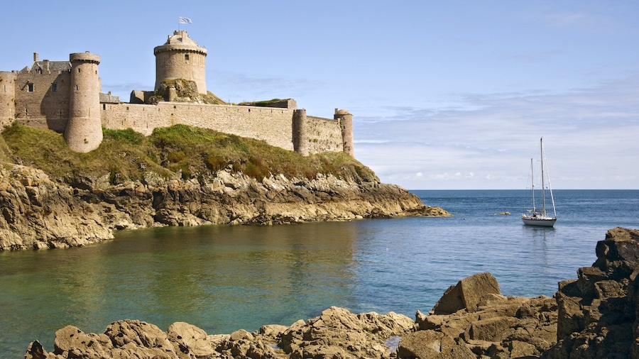 Oland showing château or palace, rugged coastline and general coastal views