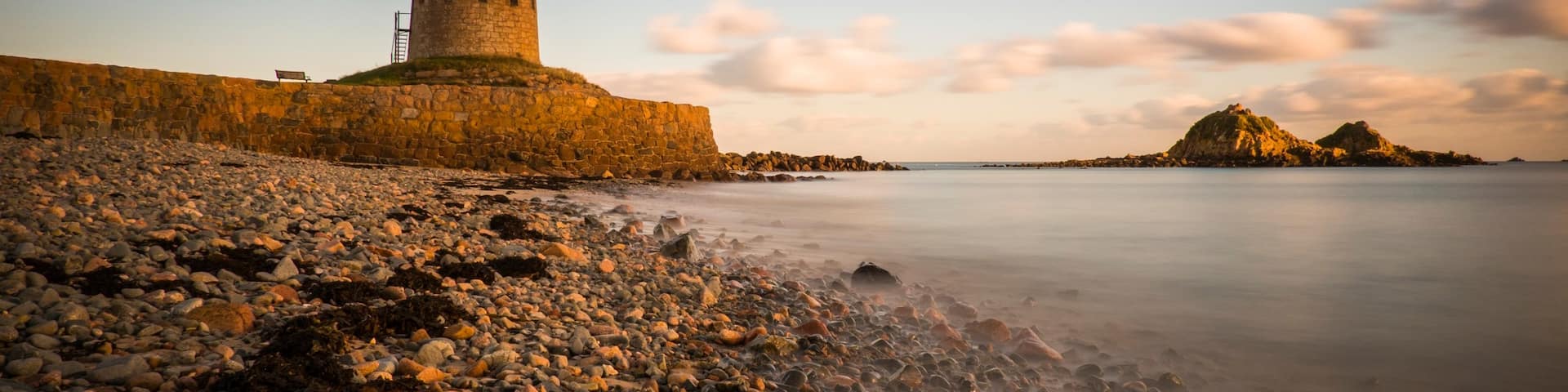 Saint Clement welches beinhaltet Geschichtliches und Steinstrand