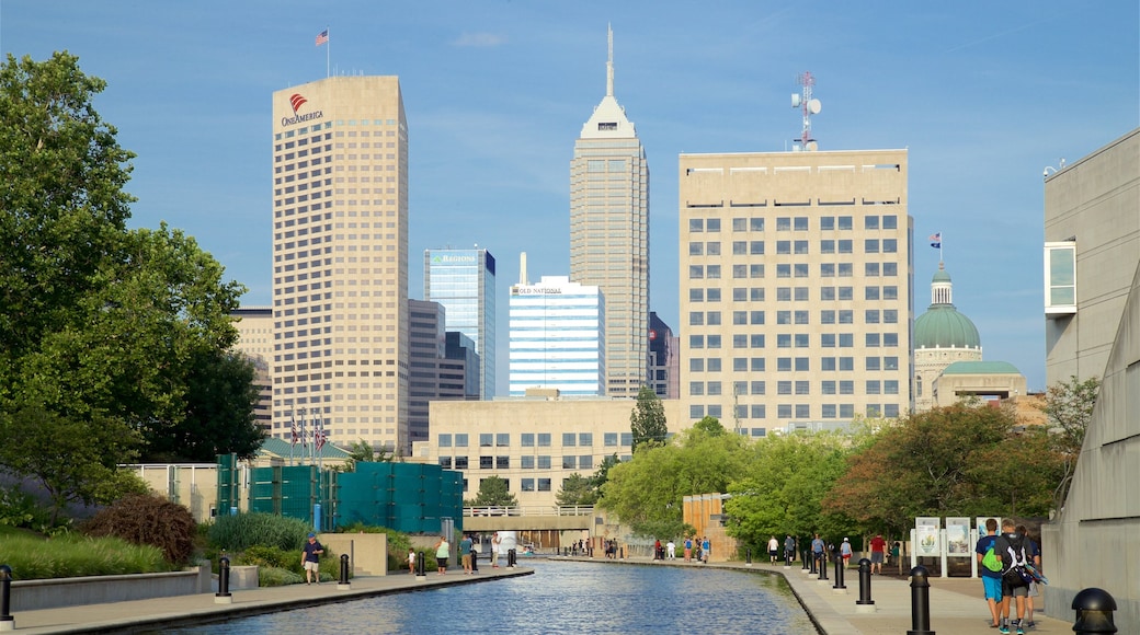 Indianapolis som visar en stad och en damm