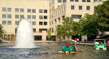 Indianapolis mit einem Teich, Springbrunnen und Bootfahren