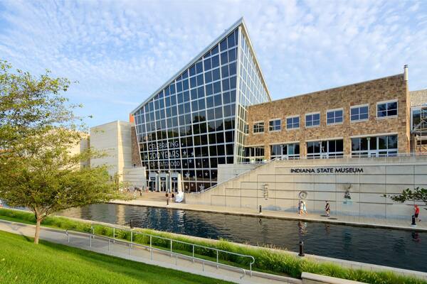 Indianapolis welches beinhaltet Fluss oder Bach und Park