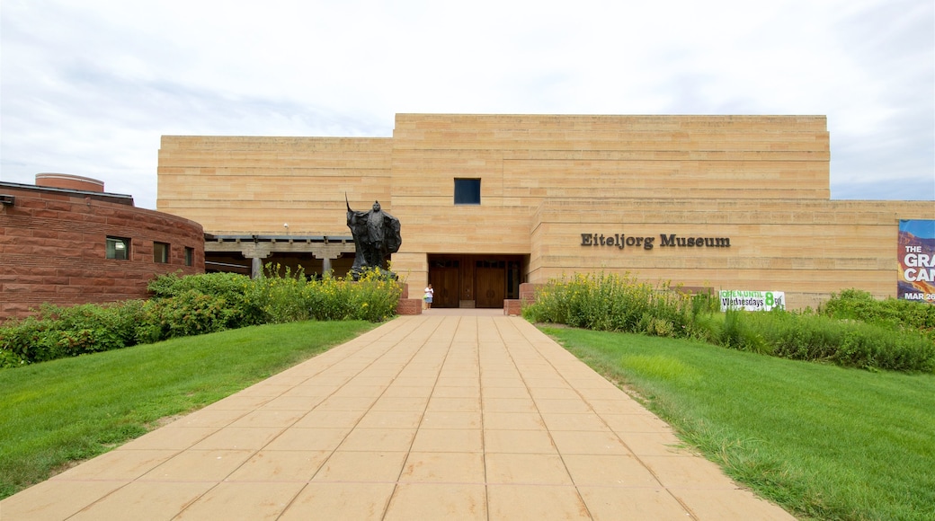 Eiteljorg Museum of American Indians ซึ่งรวมถึง สวน และ ป้าย