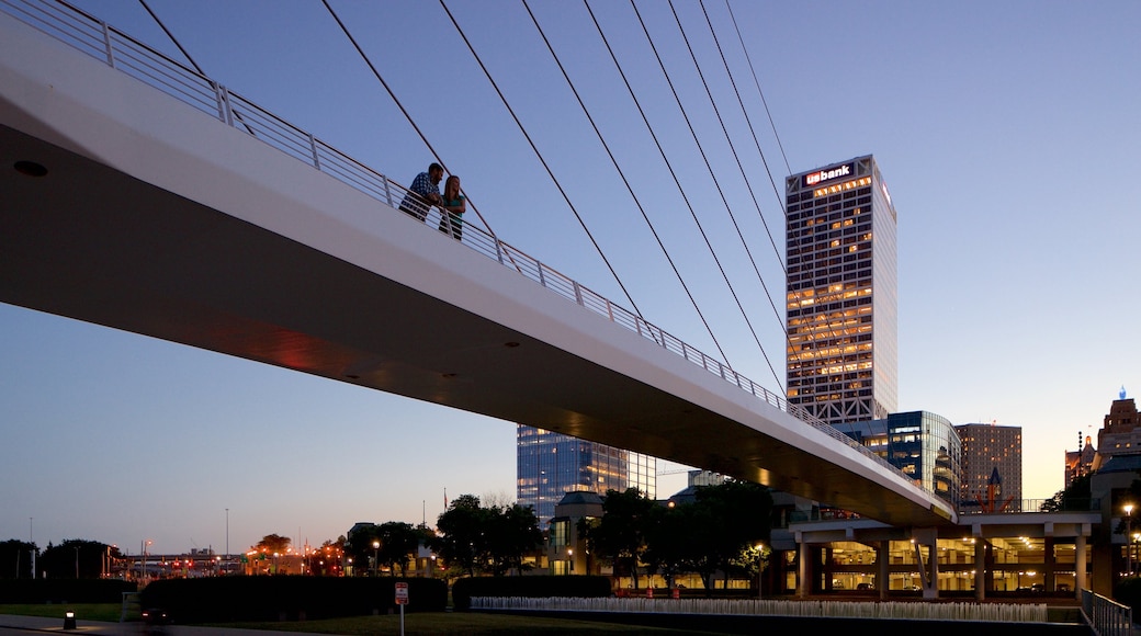 Kunstmuseum van Milwaukee bevat een brug, nachtleven en een stad