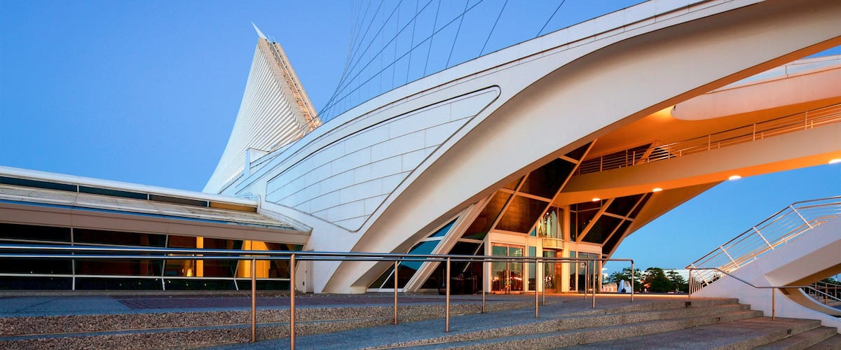 Milwaukee Art Museum que incluye escenas de noche y arquitectura moderna