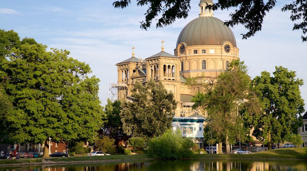 Basilica of Saint Josaphat trong đó bao gồm kiến trúc di sản và hồ