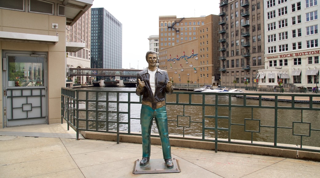 Bronze Fonz che include città, fiume o ruscello e statua o scultura