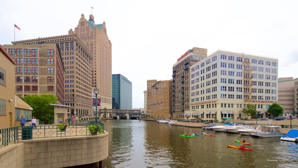 Milwaukee mostrando caiaque ou canoagem, um rio ou córrego e uma cidade