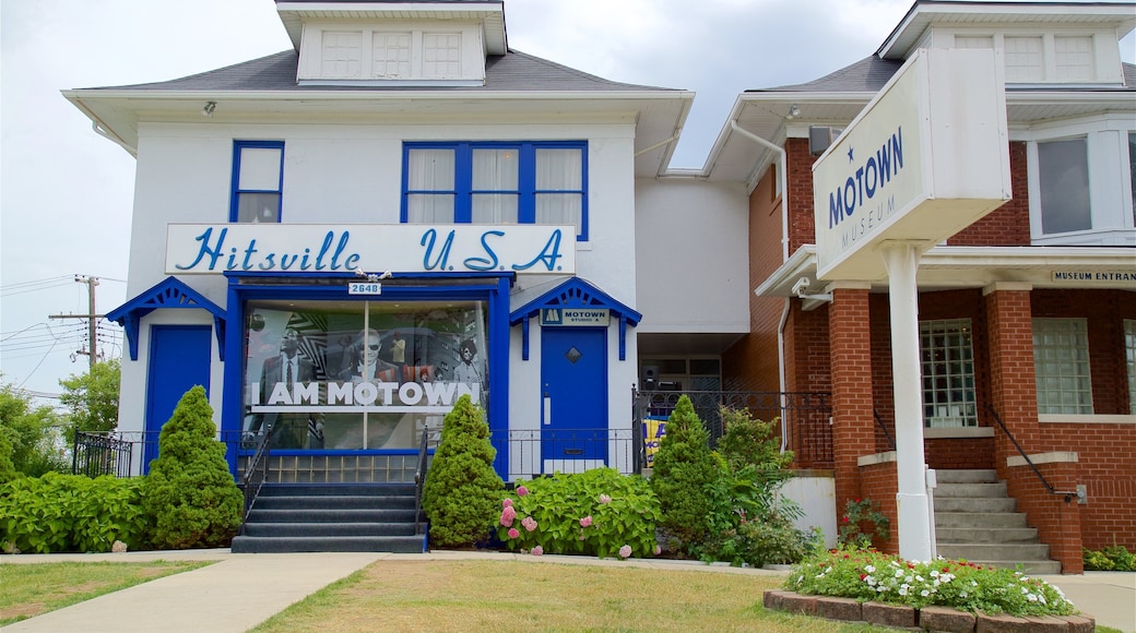 Museo de Historia de Motown que incluye señalización y flores