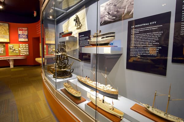 Dossin Great Lakes Museum welches beinhaltet Innenansichten