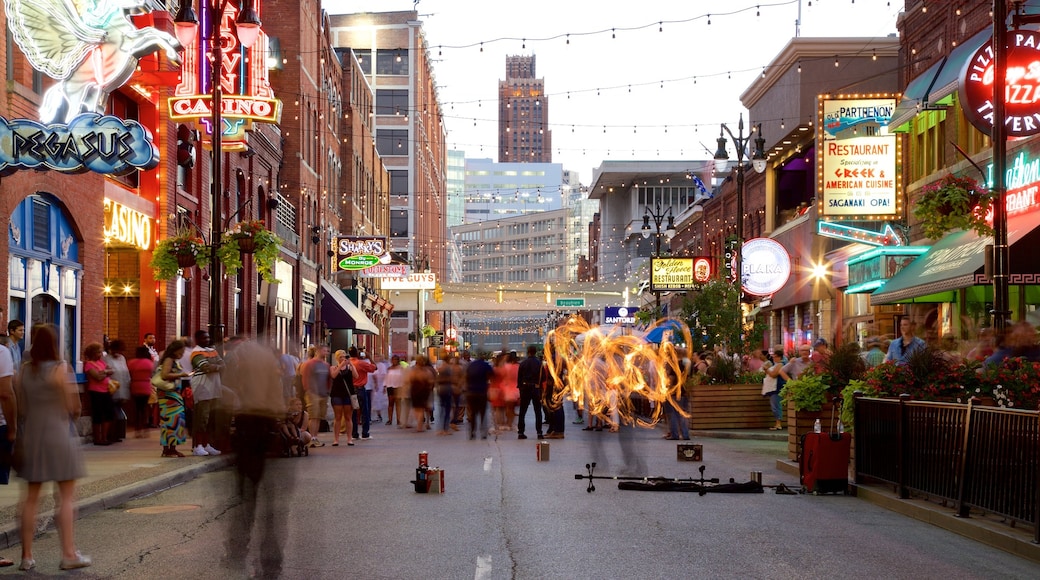 Greektown Historic District som omfatter skiltning og en by såvel som en lille gruppe mennesker