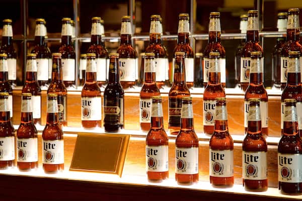 Brasserie MillerCoors qui includes boissons et vues intérieures