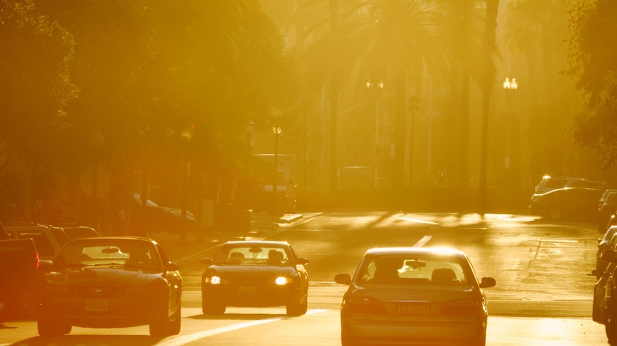 Gaslamp Quarter mostrando una ciudad, escenas urbanas y neblina o niebla