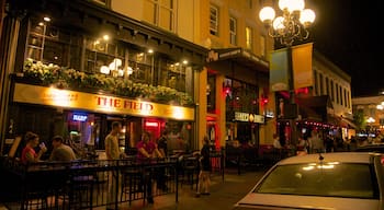 Gaslamp Quarter che include strade, segnaletica e paesaggio notturno