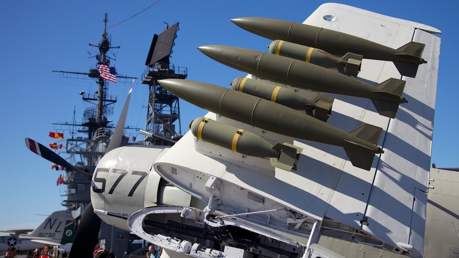 USS Midway Museum che include esercito