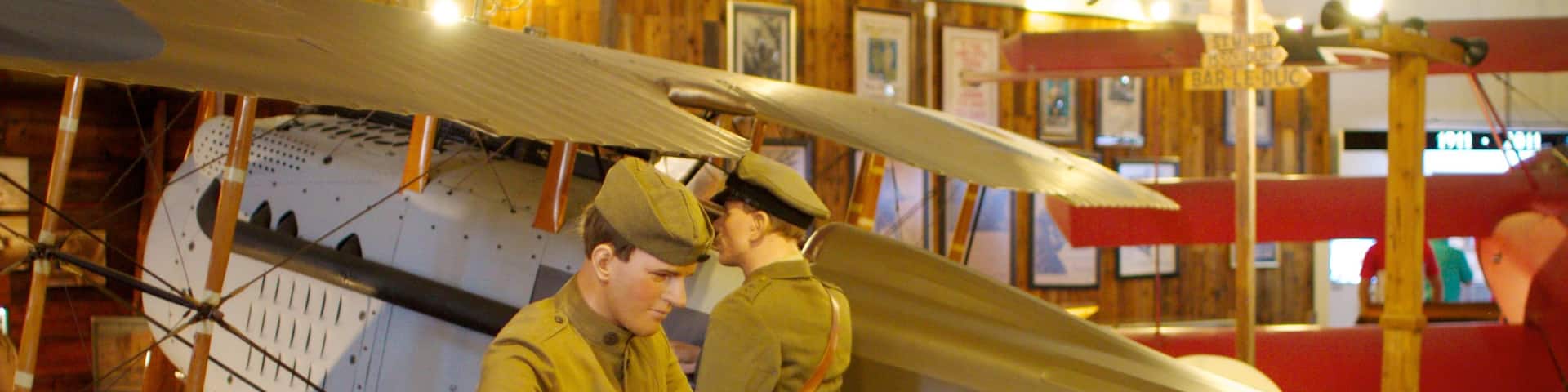 Museo del Aire y del Espacio de San Diego mostrando artículos militares, vistas interiores y aeronave
