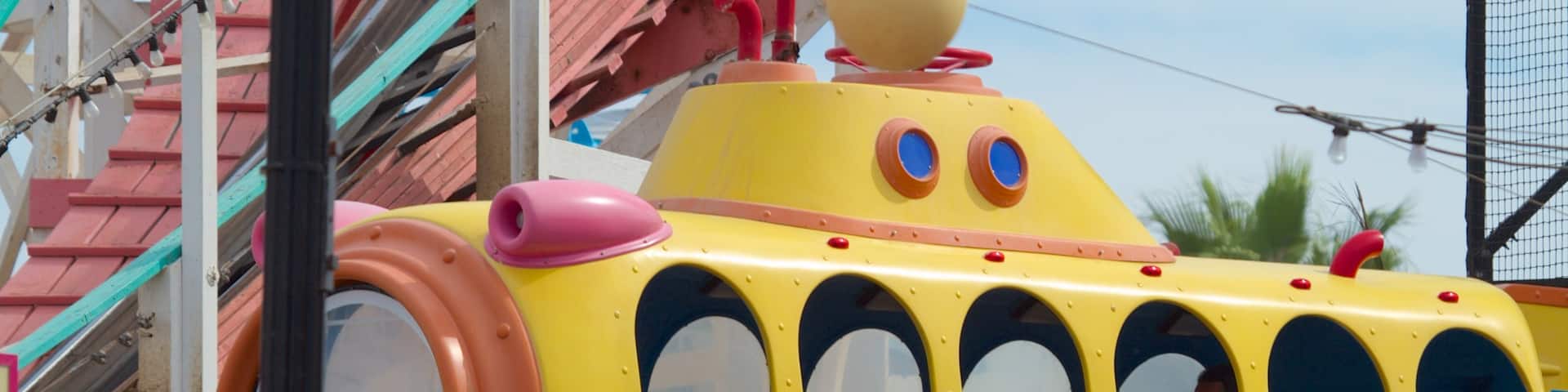Belmont Park showing rides and a garden