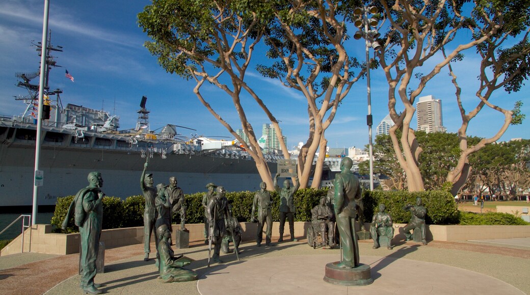 Muelle Navy Pier ofreciendo una ciudad, arte al aire libre y un puerto deportivo