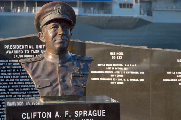 Navy Pier showing a statue or sculpture, military items and a memorial