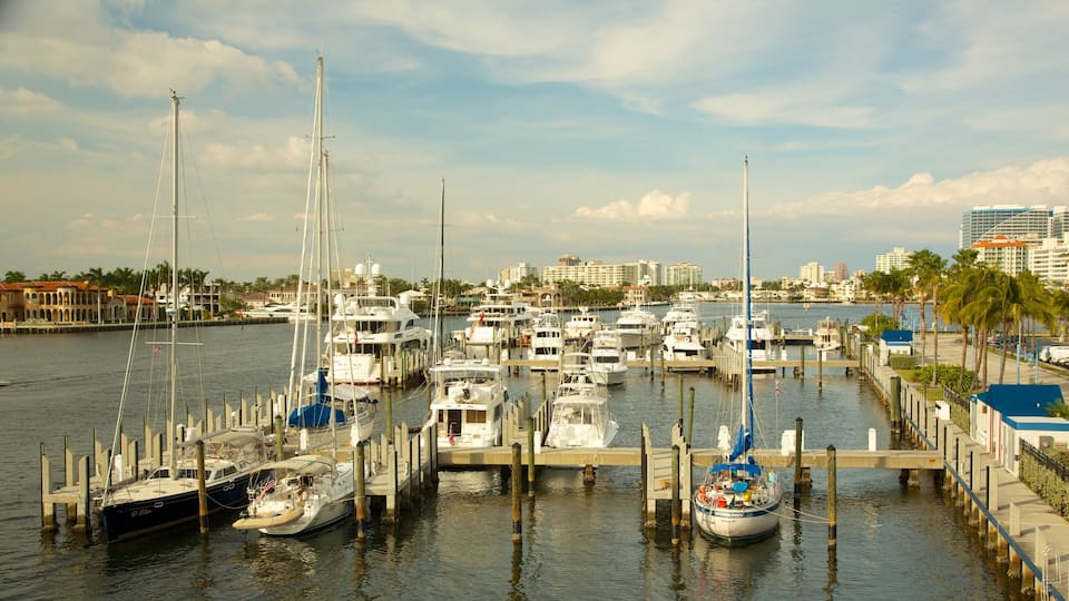 Fort Lauderdale que incluye embarcaciones, una bahía o un puerto y un puerto deportivo