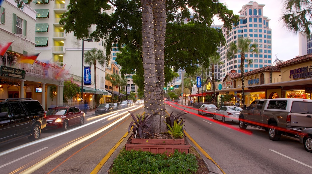 Las Olas Boulevard som visar gatuliv och en stad