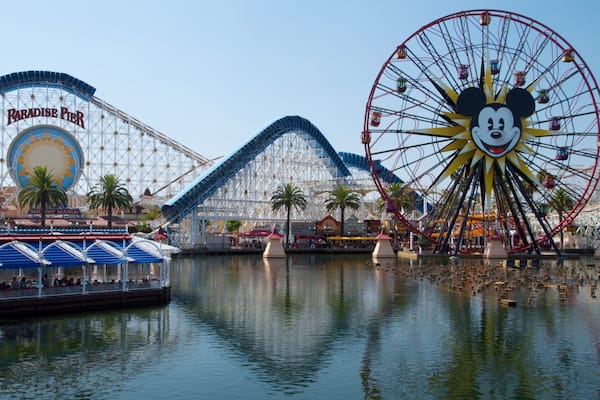 Disney California Adventure® Park mit einem Beschilderung und Fahrten