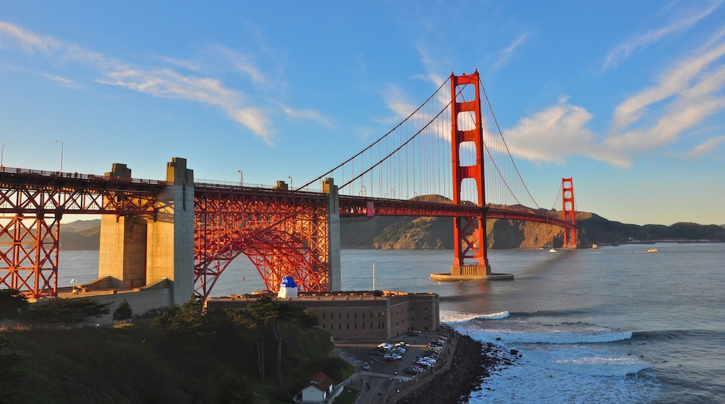 Militärstützpunkt Presidio das einen Bucht oder Hafen, Brücke und historische Architektur