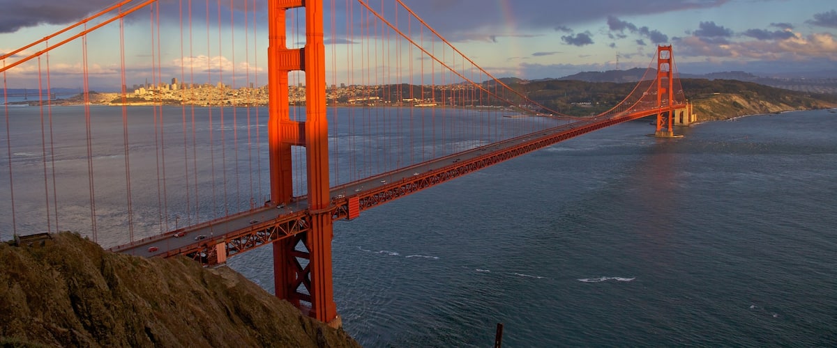 Golden Gate-bron presenterar kustutsikter, en bro och landskap