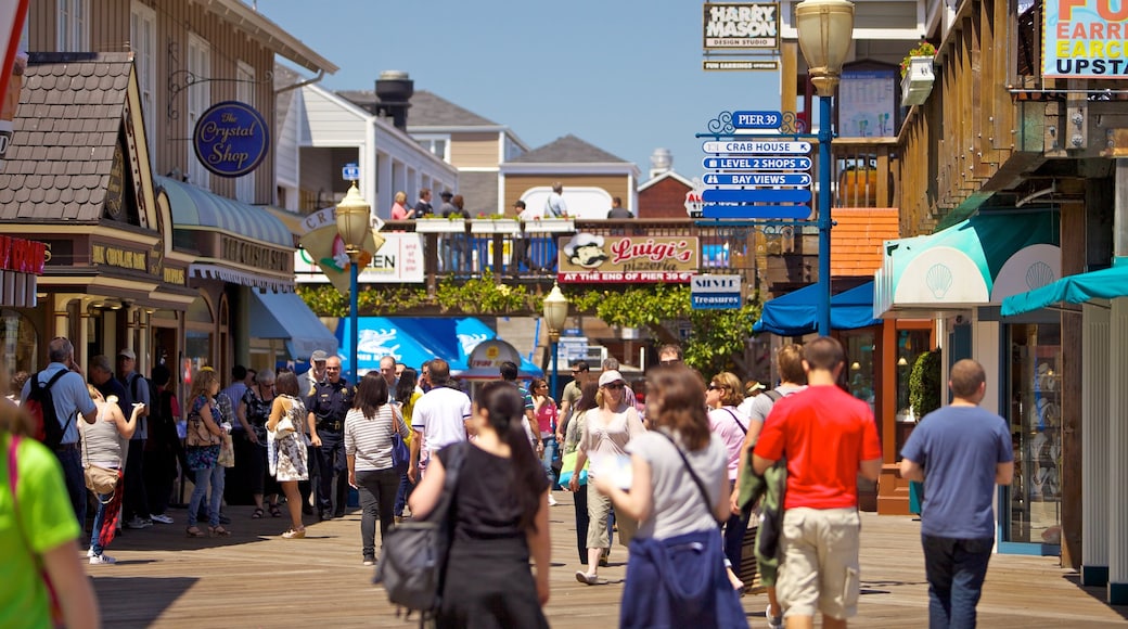 Pier 39 mit einem Beschilderung, Straßenszenen und Stadt