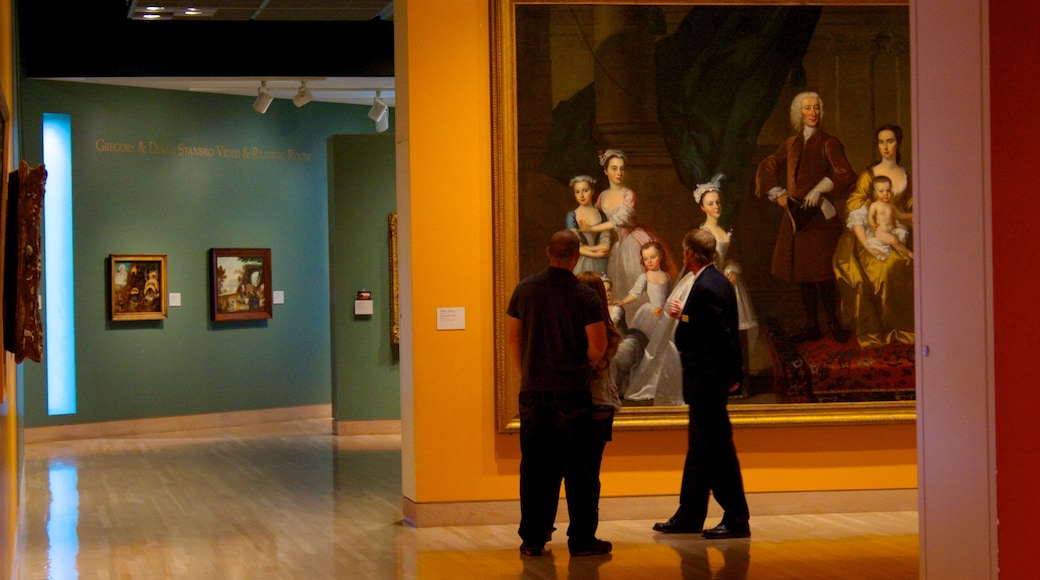 Museo de Arte de Denver que incluye arte y vista interna y también un pequeño grupo de personas