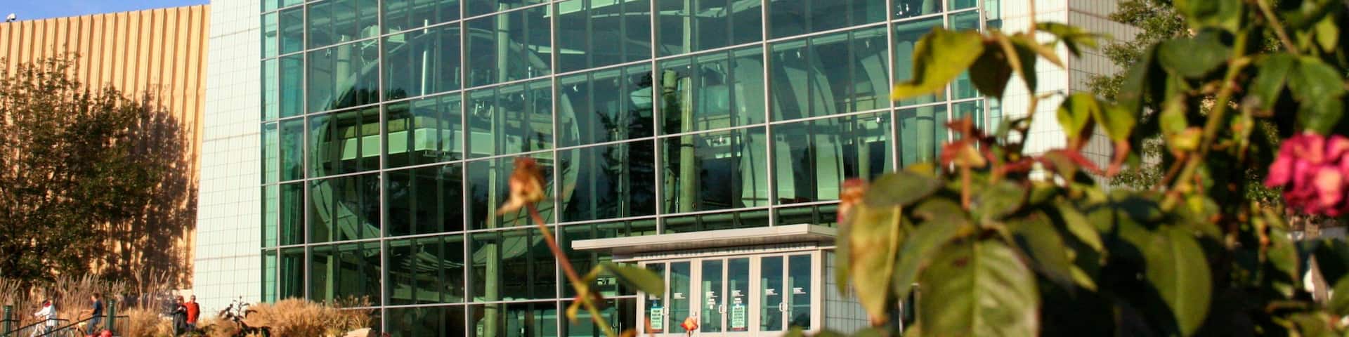 Denver Museum of Nature and Science mit einem Stadt und Blumen