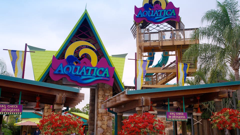 Parque acuático Aquatica que incluye flores, paseos y un parque acuático