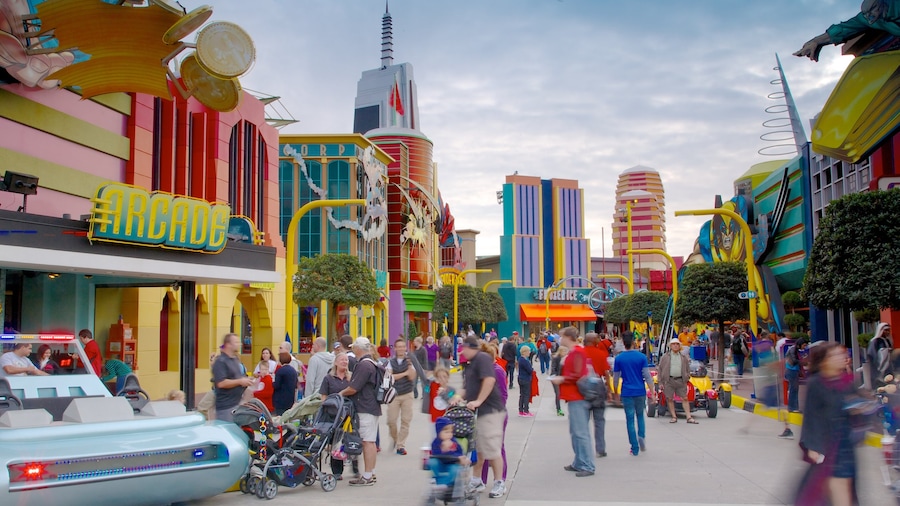 Universal Studios Orlando showing street scenes, a city and rides