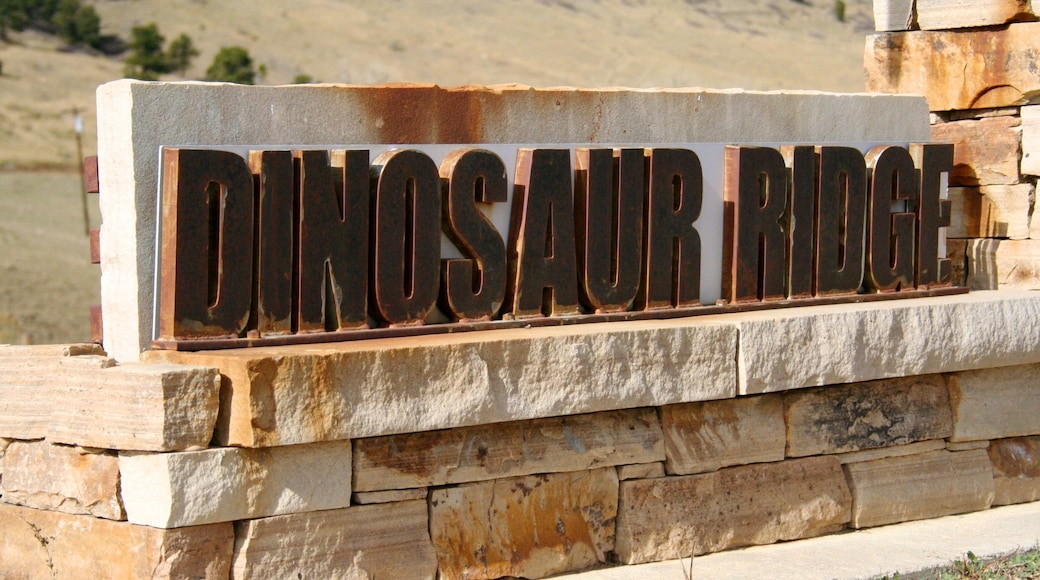 Dinosaur Ridge mostrando señalización y paseos
