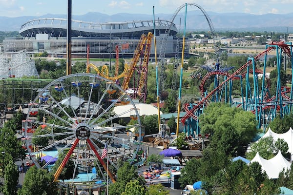 Elitch Gardens Theme Park mettant en vedette ville et balades