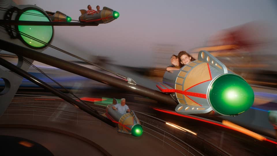 Parque temático Magic Kingdom® que incluye paseos, un jardín y escenas nocturnas