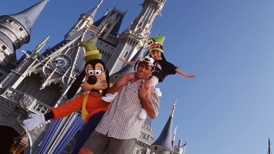 Parque temático Magic Kingdom® ofreciendo paseos y también una familia