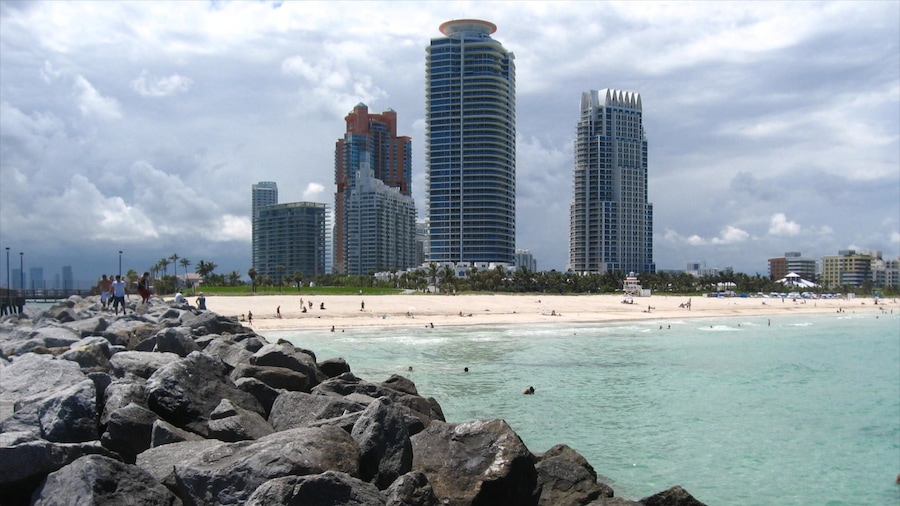 Barrio de South Beach mostrando vistas de paisajes, natación y horizonte