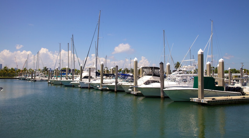 Puerto deportivo y recreativo de Crandon que incluye una ciudad costera, botes y una bahía o un puerto