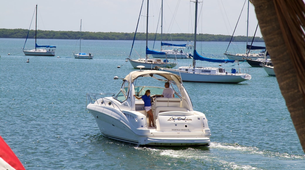 Crandon Marina che include porto turistico, giro in barca e vista del paesaggio